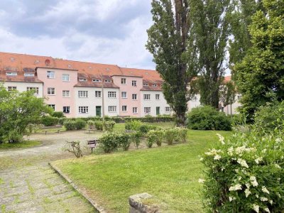 GUT GESCHNITTEN 2 ZI. WOHNUNG ZUM MODERNISIEREN - AUF PARKÄHNLICHEM GRUNDSTÜCK - IN RUHIGLAGE