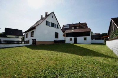 Gemütliches Einfamilienhaus mit großem Garten und zwei Garagen - ideal für Familien&Gartenliebhaber