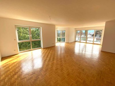 ATTRAKTIVE GROSSWOHNUNG MIT BLICK IN DEN KURPARK