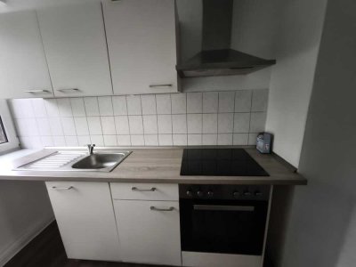 3- Zimmer-Wohnung mit Einbauküche, Balkon und Stellplätzen vor der Haustür!