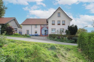 Haus mit Aussicht: Ihr Zuhause in Feldrom mit rentabler Ferienwohnung im Grünen