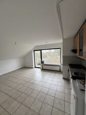 DG in Langenfeld-Richrath(Drei- Parteihaus) zu vermieten