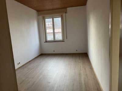 Modernisierte 1-Zimmer-EG-Wohnung mit Terrasse und kl. Einbauküche in Altdorf
