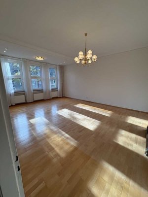 Exklusive 200 qm Altbauwohnung mit Balkon & Gartenblick in Stadtparknähe