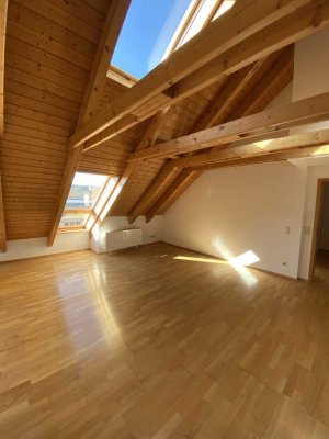 Schöne und neuwertige 2-Raum-Dachgeschosswohnung mit gehobener Innenausstattung im Erfurter Süden