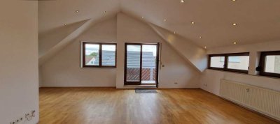 Geschmackvolle, helle 4,5-Zimmer-DG-Wohnung, Einbauküche, 2 TG-Plätze in Wolfschlugen