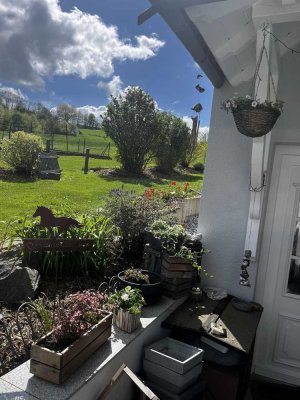 Ruhige, top angebundene 2-ZKB-EG-Wohnung mit Parkplatz, eigener Ladesäule, Klima, Balkon und EBK