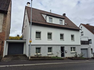 Zwei-Generationenwohnhaus mit zwei PKW-Garagen