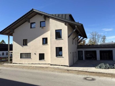 Neue großzügige 3-Zi.-Wohnung mit Fußbodenheizung und breitem Südbalkon mit Freisitz und Garage