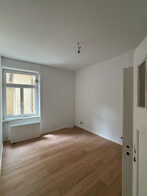 ERSTBEZUG NACH RENOVIERUNG 4-Zimmer Wohnung in ruhigem Hinterhof