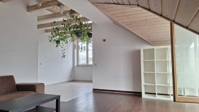 Ruhige und sonnige 2-Zimmer-DG-Wohnung mit 2 Balkonen in München Moosach