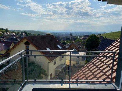 Geschmackvolle 3-Raum-Maisonette-Wohnung mit geh. Innenausstattung mit Balkon und EBK in Ebringen