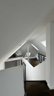 MAXVORSTADT: Einzigartige Maisonette-Penthousewohnung mit 2 Galerien, 3 Dachterrassen, Kamin & EBK