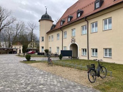 Wohnen im Schloss Mering, geräumige 2-Zimmer-Wohnung mit Balkon und EBK