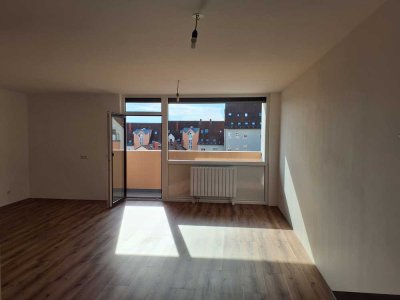 Frisch saniertes 1-Zimmer-Apartment mit Loggia und neuer Einbauküche in Bayreuth