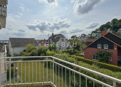 Mit dem Auto in die Tiefgarage: 4-Zi.-Wohnung mit Balkon und Blick auf Elbe und Süllberg