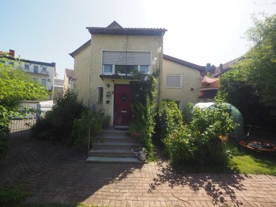 GEMÜTLICHES DREIFAMILIENHAUS IMIT SCHÖNEM GARTEN UND 4 GARAGEN