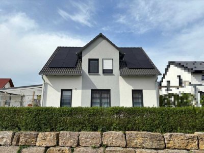 Schönes Einfamilienhaus mit Garten und Garage/Carport
