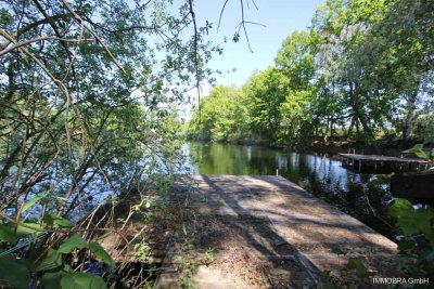 Natur, Ruhe und Freiheit – Ihr Platz am Wasser mit eigenem Steg und Seeanteil wartet
