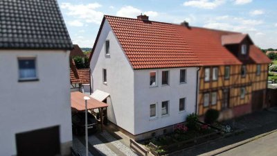 Stilvoll wohnen im Fachwerkhaus – mit Nebengebäude, Garten und Carport