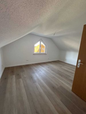 Erstbezug nach Sanierung mit Einbauküche: Exklusive 2-Zimmer-DG-Wohnung mit Blick ins Grüne