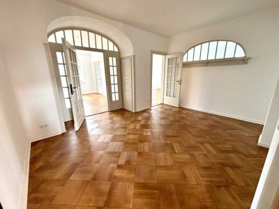 Erstbezug nach hochwertiger Sanierung – Stilvolle 4-Zimmer-Altbauwohnung mit Wintergarten, Balkon &