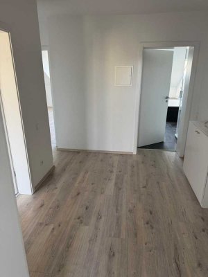 Wohlfühlen im Mietpreis enthalten: Sanierte 2 Zimmer im Dachgeschoss mit schönem Balkon