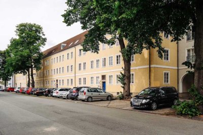 Altbauwohnung mit farbigem Akzent // 1. OG links