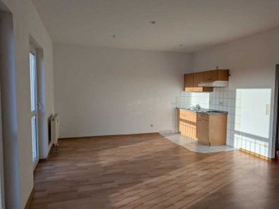 Geräumiges Apartment mit bodentiefen Fenstern u. Single-Küche in guter Lage direkt am Klinikum!