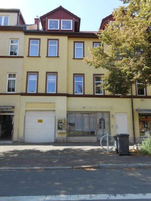 Zentral gelegene Vier-Raum-Wohnung mit Balkon in der Magdeburger Allee!