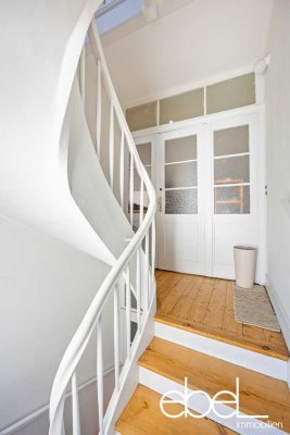 DOPPELHAUSHÄLFT I ALTBAU  I ca. 196QM WOHNFLÄCHE I GARTEN I WINTERGARTEN I 9 ZIMMER I 3 STOCKWERKE