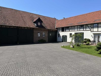 Sehr gepflegtes, großzügiges Hof-Anwesen