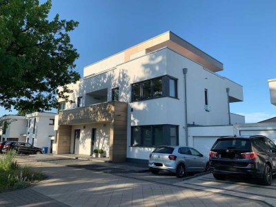 Neuw.  6-Raum-Whg. im 2. Fam. Haus mit separatem Hauseingang, 2 Balkonen und Dachterrasse in MG.