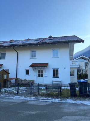 Geräumige Doppelhaushälfte in Flintsbach am Inn mit Garten