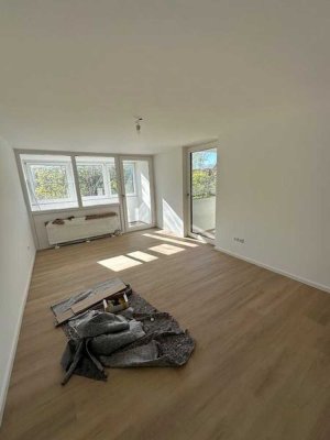 Wunderschön renovierte 4 Zimmer Wohnung mit Balkon, Loggia, EBK, TG Stellplatz in Erlangen!
