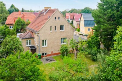 Bahnhofsnah! Mit Keller, Garage, großem Garten: Einfamilienhaus mit viel Potenzial in Biesdorf