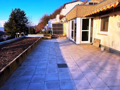 4-Zimmer-Terrassenwohnung
im Erdgeschoss 
mit Fernblick und Garage