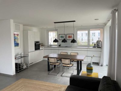 Moderne und lichtdurchflutete 2-Zimmer Wohnung mit gehobener Ausstattung inkl. EBK und TG Platz