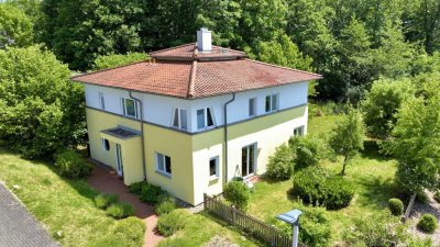 Großzügiges EFH mit separatem Bürotrakt, Garten und 2 Stellplätzen – ideal für Familie & Beruf.