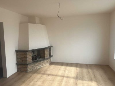 Erstbezug nach Kernsanierung: Wunderschöne 3,5-Zi-Wohnung mit Einbauküche, Kamin, Südbalkon & Garten