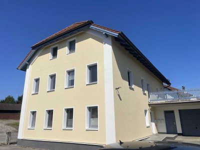 5 Zimmer -Terrassenwohnung mit Garten und Einbauküche in Herzen von Oberschneiding