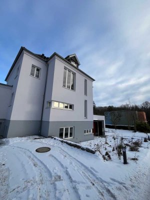 Außergewöhnliche und barrierearme 4 Zimmerwohnung mit Einbauküche, tollen Bädern und Garten!