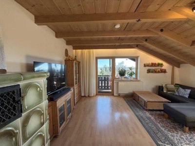 Großzügige Wohnung mit Kachelofen, zwei Balkone und Bergsicht