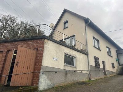 1-Familienhaus mit großer Terrasse und 2 Garagen in Püttlingen-Köllerbach zu verkaufen