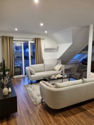 Stilvolle und helle 3-Zimmer-Dachgeschosswohnung mit Einbauküche sowie Balkon mit tollem Ausblick!