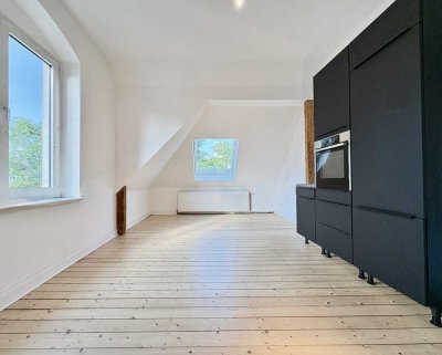 Erstbezug nach Sanierung: DG-Wohnung mit Balkon & EBK in Top-Lage