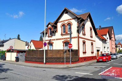 Attraktives Zwei-Familienhaus mit Nebengebäude und Garten.