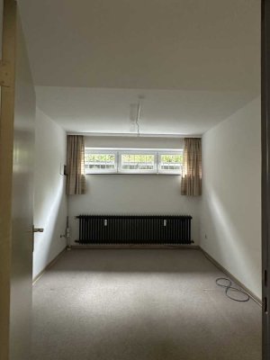 Einzelzimmer im Untergeschoss in Top-Lage von S-Vaihingen (Bad und Küche wird mit WG aus EG geteilt)