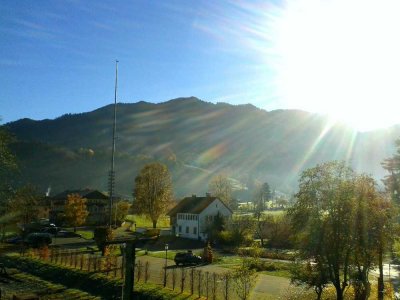 Den Kaffee in der Morgensonne mit Bergblick genießen
