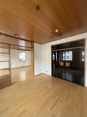 Großzügige 3-Zimmer-Wohnung im 1. OG eines freistehenden Hauses mit Stadtvilla-Charakter